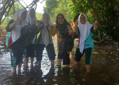 Siswi MAN 1 Bantul Susur Pesisir Pantai Baros dalam Kegiatan Penanaman Bakau