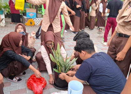 Program Ekoteologi MAN 1 Bantul: Tanam Lidah Mertua, Wujud Nyata Madrasah Peduli Lingkungan