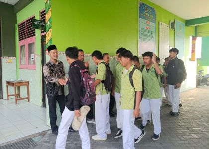Suasana Hangat Rabu Pagi di MAN 1 Bantul: Guru Sambut Kedatangan Siswa di Gerbang Madrasah