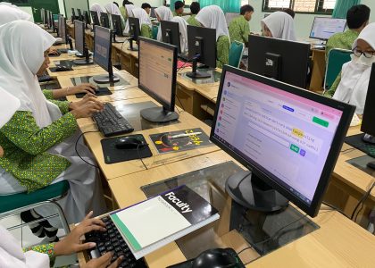 Murid Kelas X E 5 Antusias Perdana Belajar di Laboratorium Komputer MAN 1 Bantul