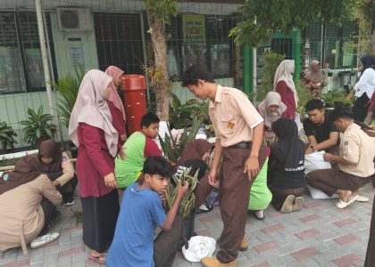 Tingkatkan Karakter dan Kualitas Lingkungan, MAN 1 Bantul Gelar Aksi Jumat Bersih dan Menanam