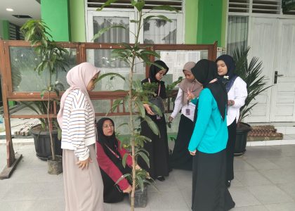 Mahasiswa PK UNY Ikuti Jumat Bersih dan Menanam di MAN 1 Bantul, Perkuat Karakter Gotong Royong