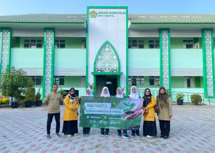 Kepala Madrasah dan Murid MAN 1 Bantul Ikuti Gerakan Adiwiyata dan Ekoteologi di Pantai Baros