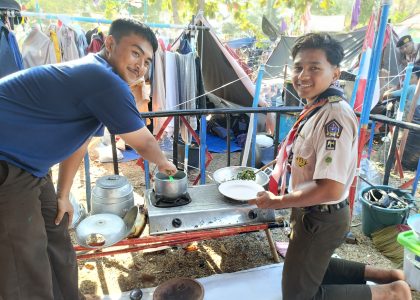 Regu Putra Pramuka MAN 1 Bantul Antusias Memasak Mandiri di Area Perkemahan