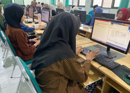 Kamis Pon di Lab Komputer, Murid Kelas X E 5 MAN 1 Bantul Tampil dengan Gagrak Yogyakarta