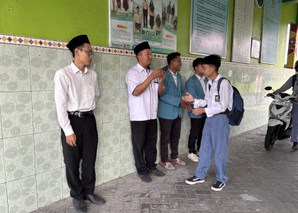 Senyum dan Salam di Gerbang Madrasah, Penyambutan Pagi MAN 1 Bantul Bangun Kedekatan dengan Peserta Didik