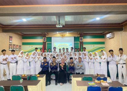 Simbol Kekuatan dan Kekompakan, Calon Anggota Tonti MAN 1 Bantul Berfoto Bersama Kepala Madrasah