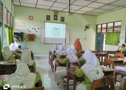 Tingkatkan Kualitas Pembelajaran, Guru Bahasa Indonesia MAN 1 Bantul Jalani Supervisi di Kelas XII FL 1